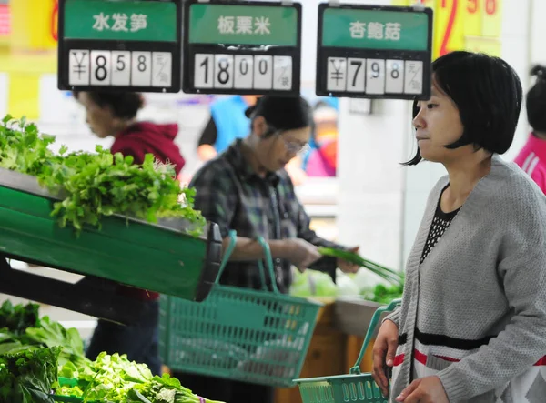 2016年10月14日 中国東部江西省江西省のスーパーマーケットで中国人客が野菜を買い物 — ストック写真