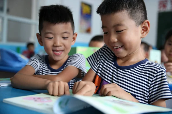 Dos Sete Pares Gêmeos Recém Matriculados Mesma Escola Primária Livro — Fotografia de Stock