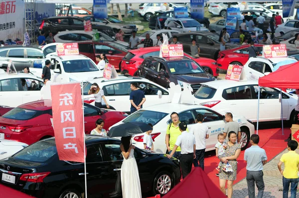 Visitors Look Cars Display Auto Show Jiujiang City East China — Stock Photo, Image