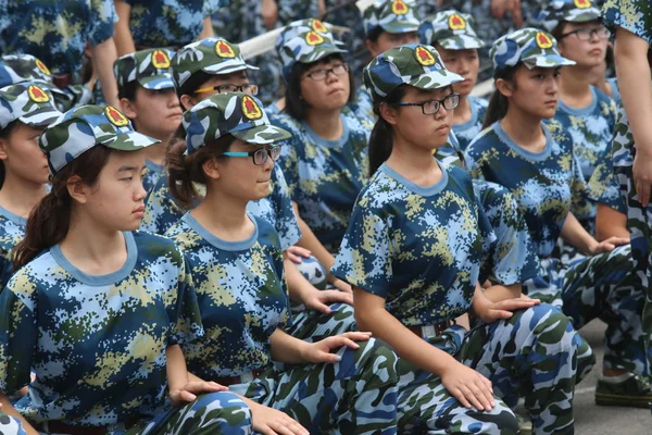 Studenti Delle Matricole Cinesi Prendono Parte Una Sessione Formazione Militare — Foto Stock