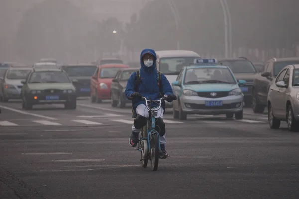 Ciclista Chino Que Lleva Una Máscara Facial Contra Contaminación Del — Foto de Stock