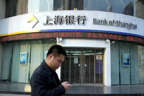 Gyalogos Elsétál Egy Ága Bank Shanghai Sanghajban Kínában Április 2014 — Stock Fotó