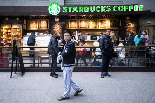 Patiënten Lopen Langs Een Café Van Starbucks Koffie Een Ziekenhuis — Stockfoto