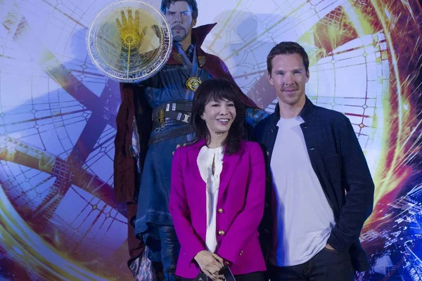 Actor Inglés Benedict Cumberbatch Derecha Actriz Hong Kong Carol Cheng — Foto de Stock