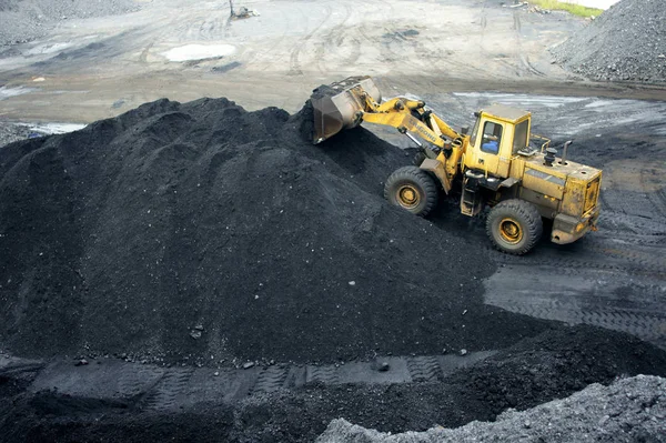 Ładowarka Kołowa Pali Węgiel Coalyard Mieście Yichang Centralnej Chińskiej Prowincji — Zdjęcie stockowe