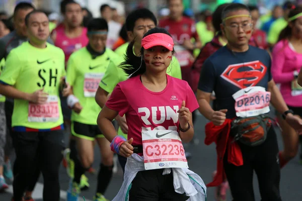 Deltagarna Kör Förbi Koloniala Byggnader Längs Bund Shanghai Internationella Maraton — Stockfoto