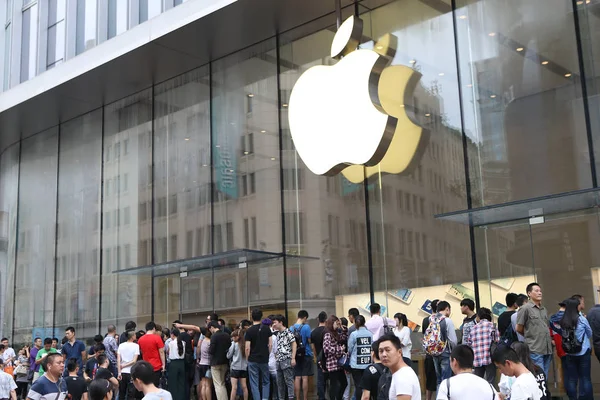 Покупатели Стоят Очереди Перед Магазином Apple Store Купить Смартфоны Iphone — стоковое фото