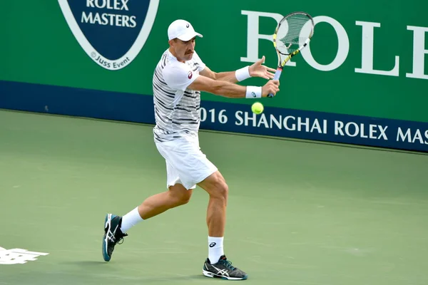 アメリカ合衆国のスティーヴ ジョンソンは ショットを 2016年上海マスターズ テニス大会で 上海で 2016 男子シングルスの初戦でスロバキアのマーティン Klizan を果たしています — ストック写真