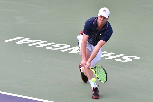 アメリカ合衆国の Sam Querrey オーストラリアのニック Kyrgios にショットを返します男子シングルスの初戦で 2016年上海マスターズ テニス大会で 上海で 2016 — ストック写真