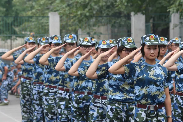 中国の新入生学生は 2016 日中国東部の山東省済南市の大学で軍事訓練セッションに参加します — ストック写真