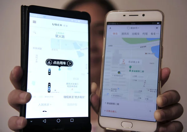 Local Chinese Resident Shows Apps Car Hailing Services Uber Left — Stock Photo, Image