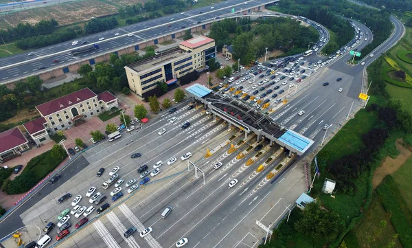 Detta Flyg Foto Passerar Bilar Genom Avgiftsbelagd Station Expressway Zhengzhou — Stockfoto