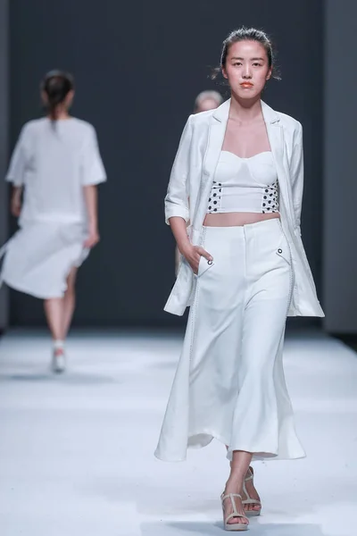 Modell Visar Skapelse Modevisning Tang Xiaofu Den Shanghai Fashion Week — Stockfoto