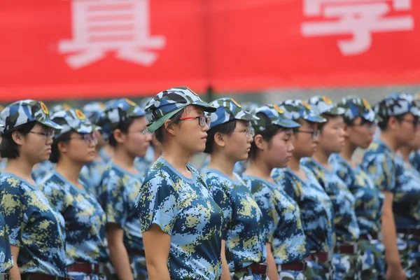 中国の新入生学生は 2016 日中国東部の山東省済南市の大学で軍事訓練セッションに参加します — ストック写真