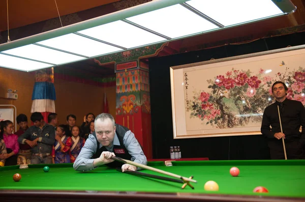 Skót Snooker Játékos John Higgins Mutatja Snooker Tudását Egy Tibeti — Stock Fotó