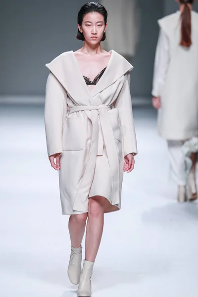 Modele Wyświetlają Nowe Kreacje Pokaz Mody Zhou Podczas Shanghai Fashion — Zdjęcie stockowe