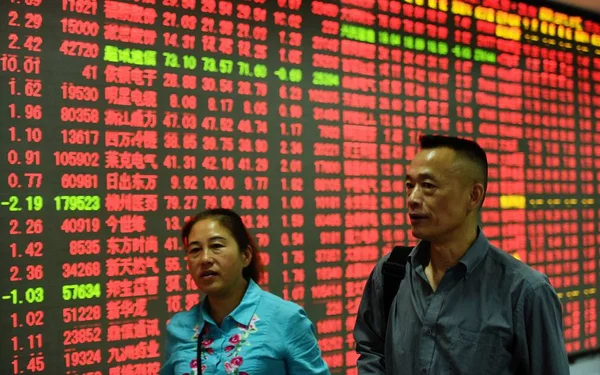 Китайські Інвестори Пройти Повз Екрана Показані Цін Акцій Червоний Зростання — стокове фото