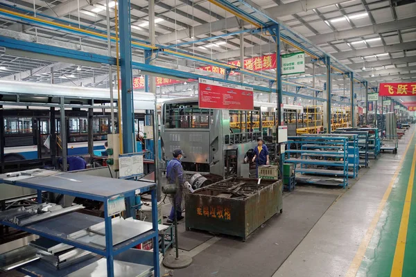 Trabajadores Chinos Montan Autobuses Eléctricos Una Planta Automotriz Zhuhai Yinlong —  Fotos de Stock