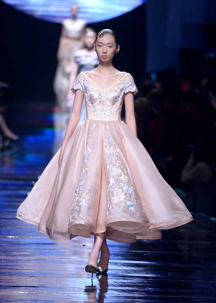 Modelo Exibe Uma Nova Criação Por Laurence Desfile Moda Yunjin — Fotografia de Stock