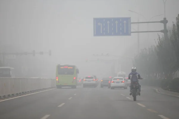 Veicoli Viaggiano Una Strada Smog Pesante Pechino Cina Ottobre 2016 — Foto Stock