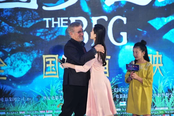 Director Estadounidense Steven Spielberg Izquierda Abraza Actriz China Fan Bingbing — Foto de Stock