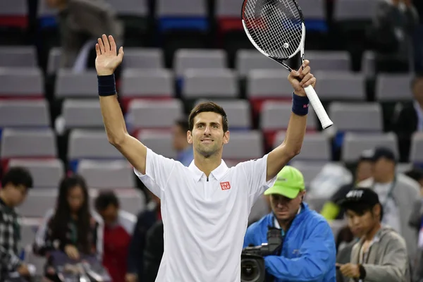 Novak Djokovic Serbii Pozdrawia Widzów Pokonaniu Vasek Pospisil Kanady Ich — Zdjęcie stockowe