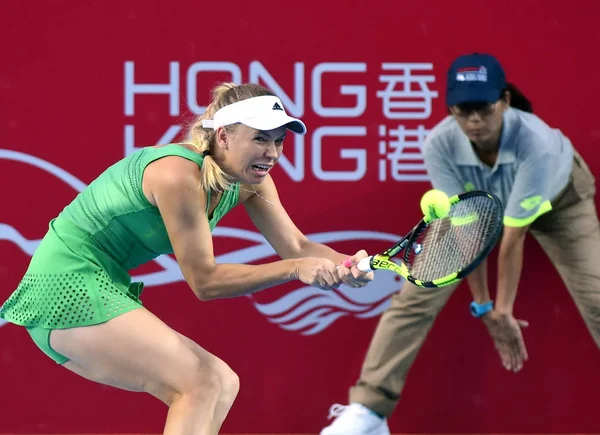 2016年10月13日 在中国香港举行的2016年世界网球公开赛上 丹麦选手卡洛琳 沃兹尼亚奇在女单第二轮比赛中向英国选手希瑟 沃森复出 — 图库照片