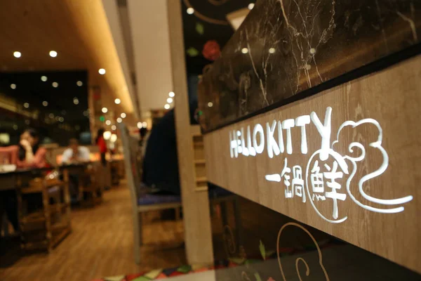 Fiatalok Ételt Esznek Hello Kitty Melegvizes Étteremben Sanghajban Kínában 2016 — Stock Fotó