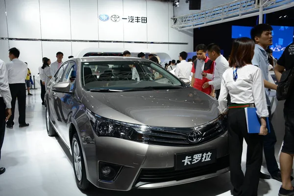 Ziyaretçiler Shenzhen Kentinde Bir Auto Show Sırasında Ekranda Bir Toyota — Stok fotoğraf