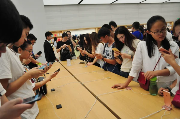 Αγοραστές Δοκιμάσουν Iphone Και Smartphones Ένα Apple Store Στο Nan — Φωτογραφία Αρχείου