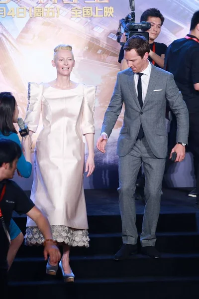 British Actress Tilda Swinton Left Actor Benedict Cumberbatch Attend Premiere — Stock Photo, Image
