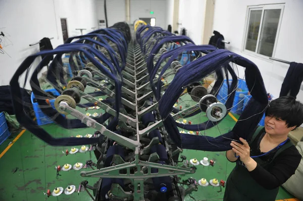Trabalhador Chinês Feminino Lida Com Produção Fios Uma Fábrica Têxteis — Fotografia de Stock