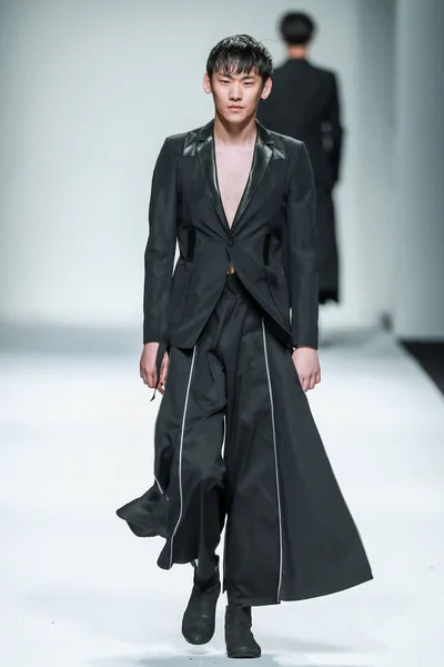 Model Wyświetla Nowe Stworzenie Pokaz Mody Ymin Podczas Shanghai Fashion — Zdjęcie stockowe