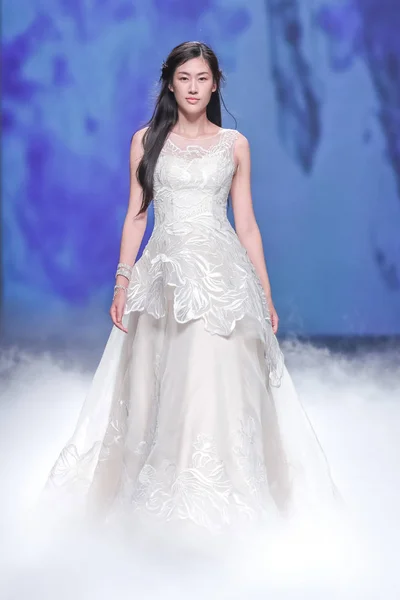Bir Modeli Yeni Bir Yaratım Galatea Defile Shanghai Moda Hafta — Stok fotoğraf