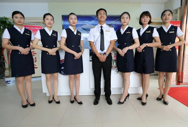 Waitresses Waiter Dressed Uniforms Air Hostess Pilot Welcome Customers Boeing — Stock Photo, Image