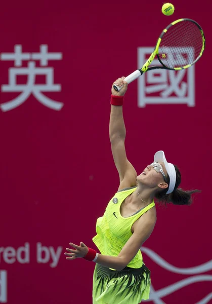 Zheng Saisai Van China Dient Tegen Caroline Wozniacki Van Denemarken — Stockfoto