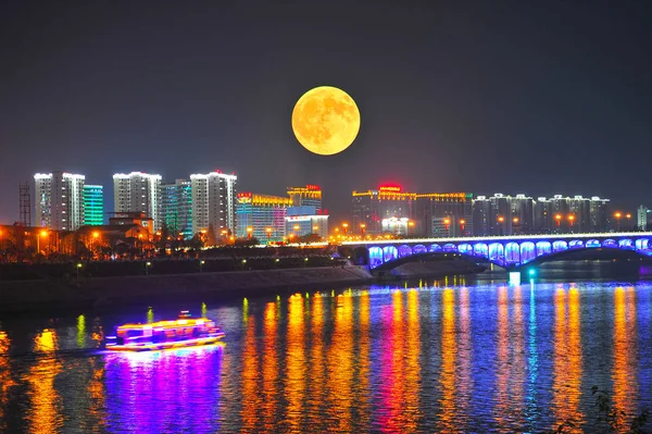 Luna Llena Eleva Sobre Los Edificios Iluminados Gran Altura Ciudad —  Fotos de Stock