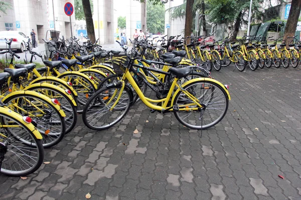 Des Vélos Service Chinois Vélos Libre Service Sont Garés Sur — Photo