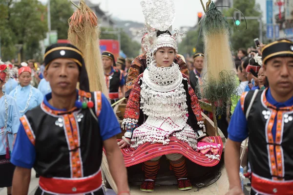 Povo Chinês Minoria Étnica Miao Vestido Desfile Traje Tradicional Longo — Fotografia de Stock