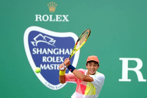 チャイニーズ タイペイの魯円迅は ショットを 2016年上海マスターズ テニス大会で 上海で 2016 男子シングルスの予選の試合で日本の杉田祐一を果たしています — ストック写真