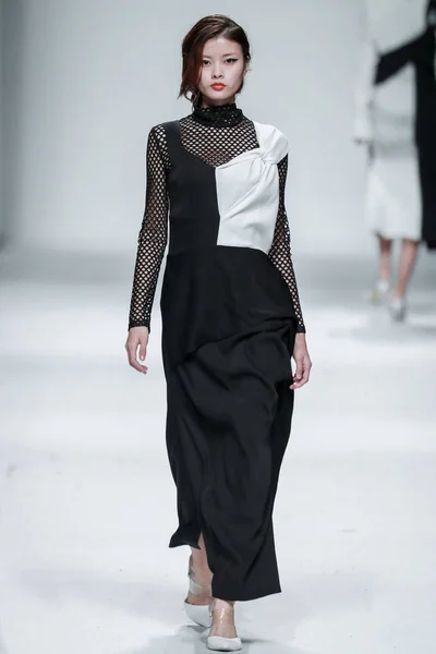 Modell Visar Skapelse Modevisning Complementair Den Shanghai Fashion Week Vår — Stockfoto