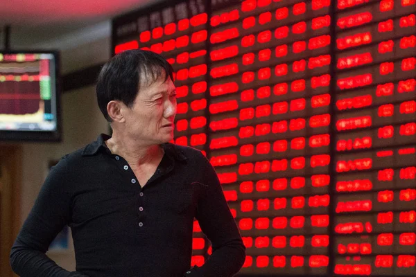 Китайський Інвестор Проходить Повз Екран Відображає Ціни Акцій Червоний Підвищення — стокове фото