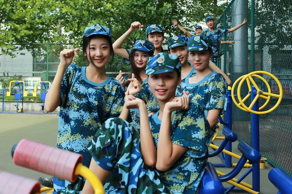 Jóvenes Estudiantes Chinos Del Instituto Tecnología Moda Beijing Posan Durante —  Fotos de Stock