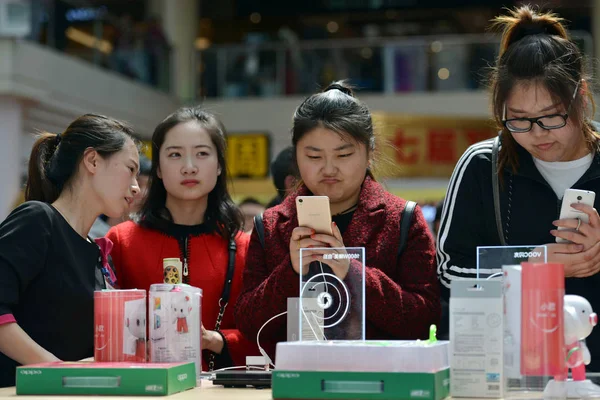 Visitors Try Out Oppo Smartphones Promotional Campaign Shenyang City Northeast — Stock Photo, Image