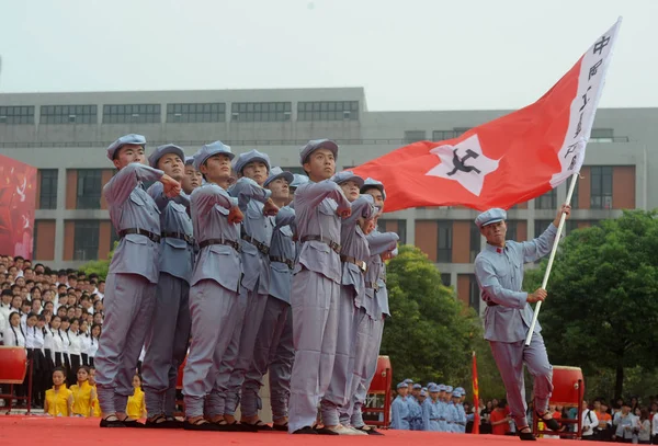 Νέοι Κινέζοι Φοιτητές Ντυμένοι Στολές Του Κόκκινου Στρατού Δίνουν Παράσταση — Φωτογραφία Αρχείου