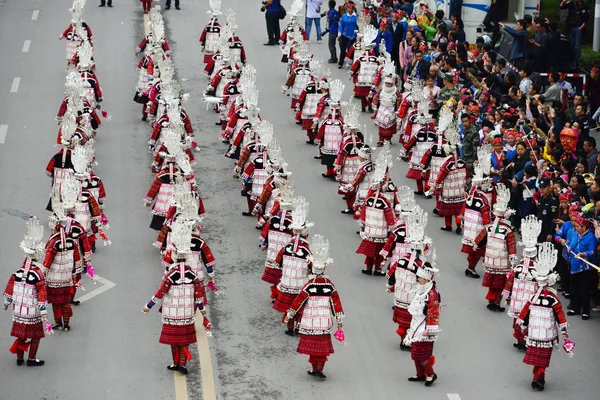 Fiatal Kínai Nők Miao Etnikai Kisebbség Öltözött Népviselet Parade Végig — Stock Fotó