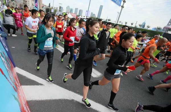 Participants Run Colonial Buildings Bund 2016 Shanghai International Marathon Shanghai — Stock Photo, Image