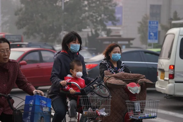 Китайские Велосипедисты Масках Против Загрязнения Воздуха Едут Дороге Тяжелым Смог — стоковое фото