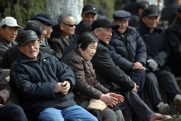 Пожилые Китайцы Наслаждаются Солнцем Парке Городе Уху Провинция Аньхой Востоке — стоковое фото