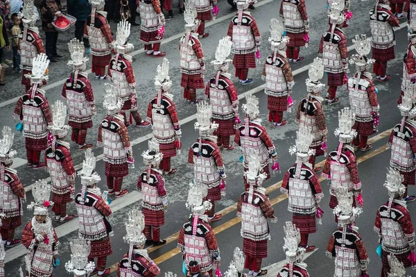 Junge Chinesische Frauen Der Ethnischen Minderheit Der Miao Traditioneller Tracht — Stockfoto